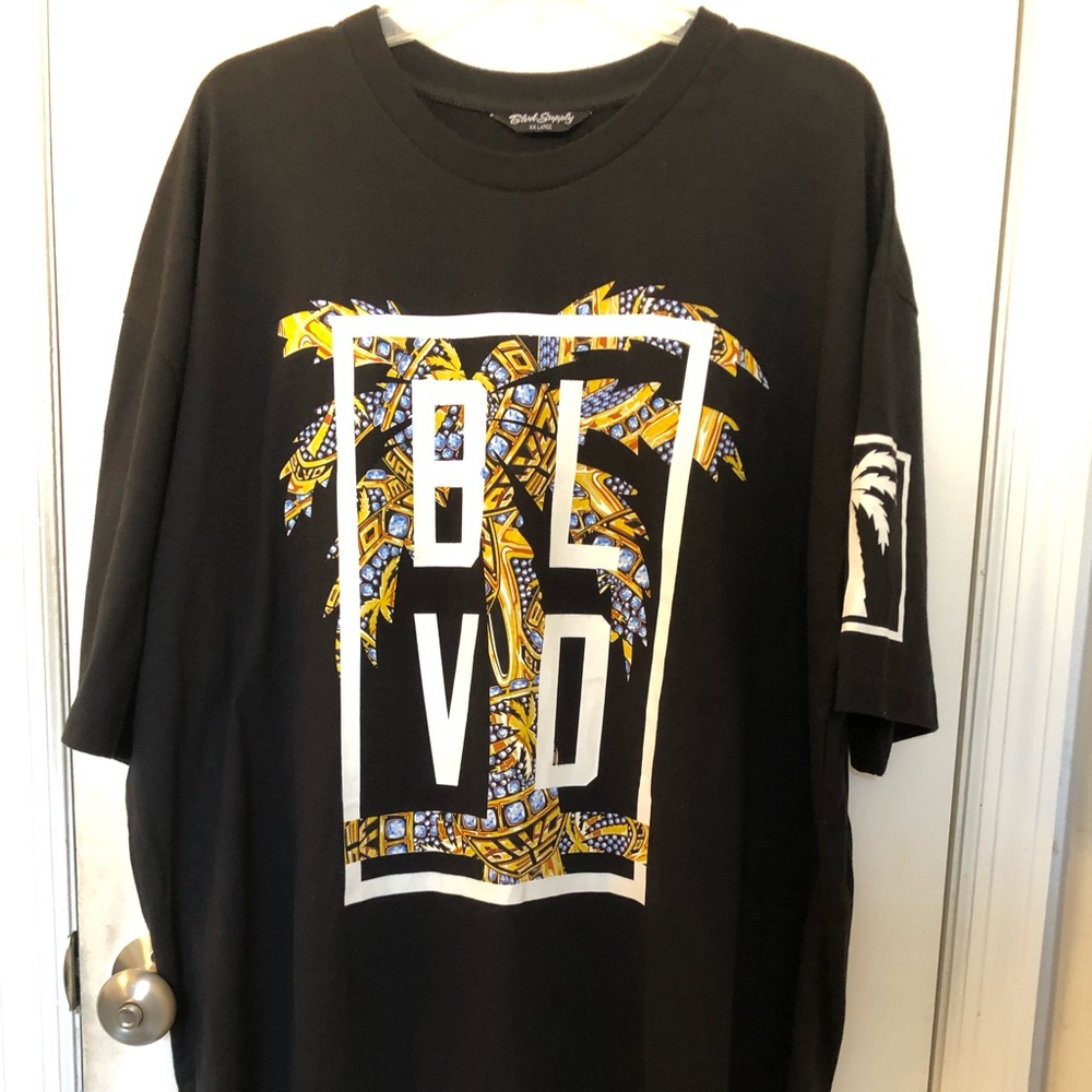 Men’s 2xl BLVD brand T-shirt.